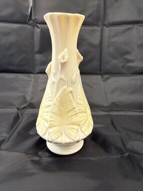 Vintage Belleek Porcelain Calla Lily and Leaves Nile Vase 7.25 Inches 6th Mark